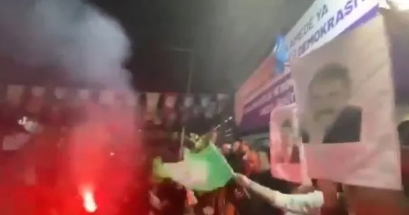 DEM Parti kutlamalarında terör kampını andıran görüntüler! Terörist başı Öcalan'ın posterlerini açtılar...